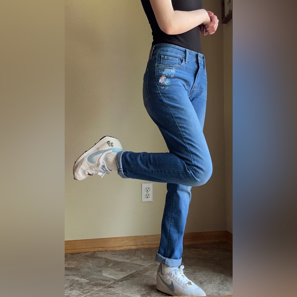 SOLD - Mid Rise Skinny Floral Embroidered Levi’s Jeans - Picture 2 of 8